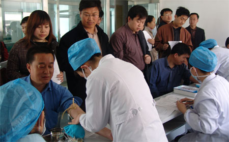 2005年4月22日公司总经理孙建波带领公司捐献造血干细胞志愿者20多名员工在市中医院抽取血样