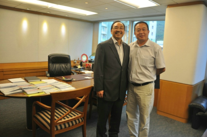与利比董事总经理赖旭辉（香港测量师学会副会长）合影